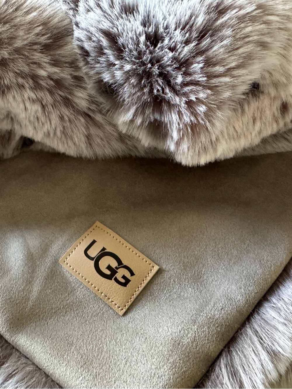 UGG Wyatt Reversible Gray White Black Throw Cozy Faux Fur Blanket 50" x 70" - Picture 9 of 10